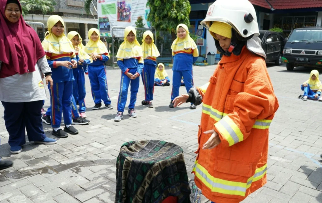 Mendebarkan Aksi Siswa SDMM Padamkan Api