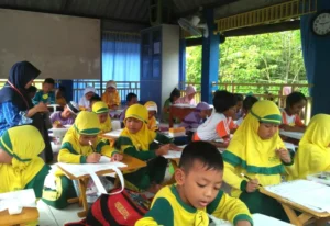 Lukisan Anak Representasikan Psikologi dan Imajinasi