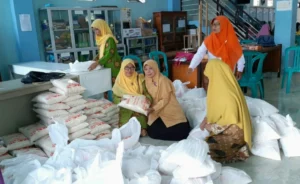 Aisyiyah GKB Gresik Santuni Lansia Dukun