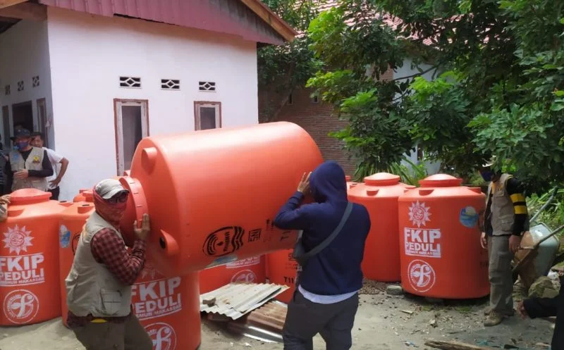 FKIP Unismuh Kirim Tandon Air untuk Pengungsi