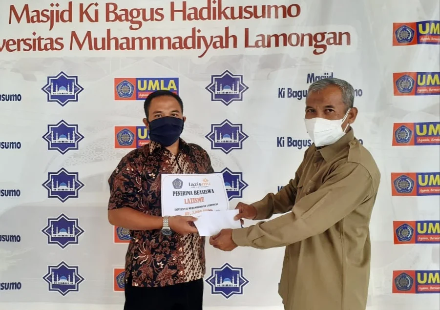 12 Mahasiswa dan 4 Muadzin Terima Beasiswa Lazismu Umla