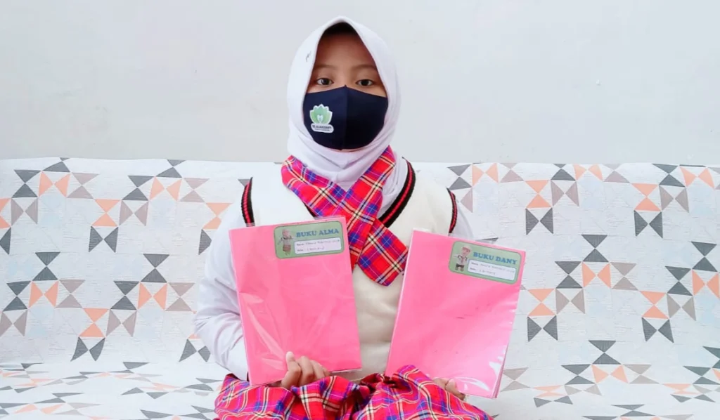 Buku Alma dan Dany Setia Temani Siswa SD Almadany Belajar