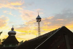 Mengaji di Masjid dengan Pengeras Suara