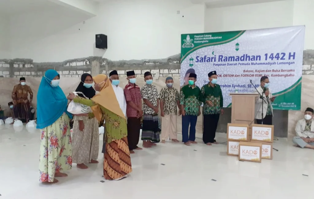 Aisyiyah dan Nasyiah Kembangbahu Berbagi pada 52 Dhuafa