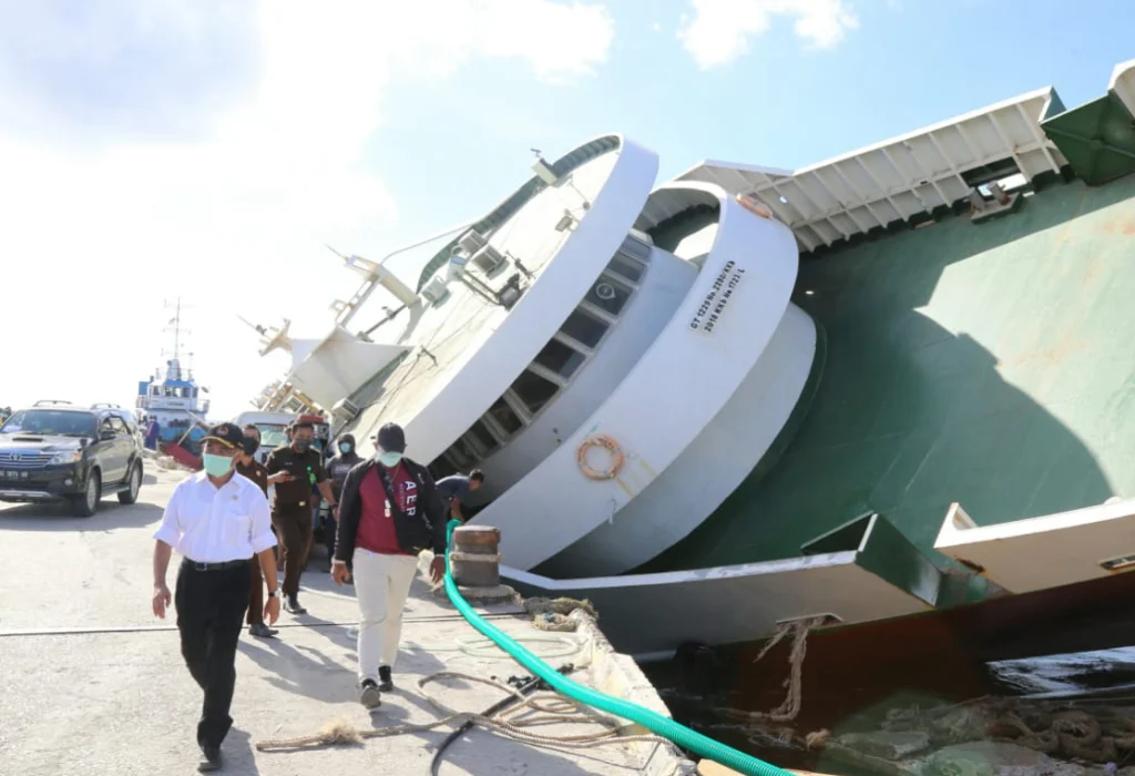 Menko PMK Minta Kapal Korban Badai Siklon Dievakuasi