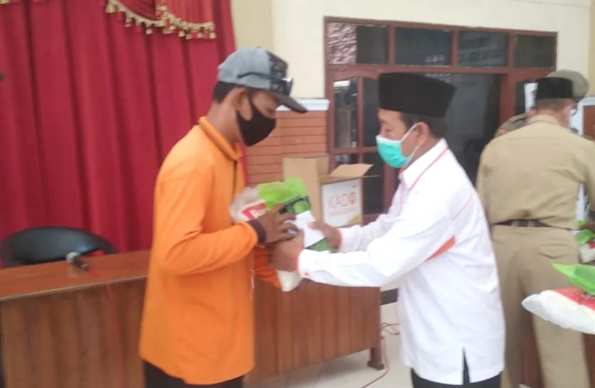 Lazismu Babat Beri Bingkisan Lebaran Pasukan Kuning