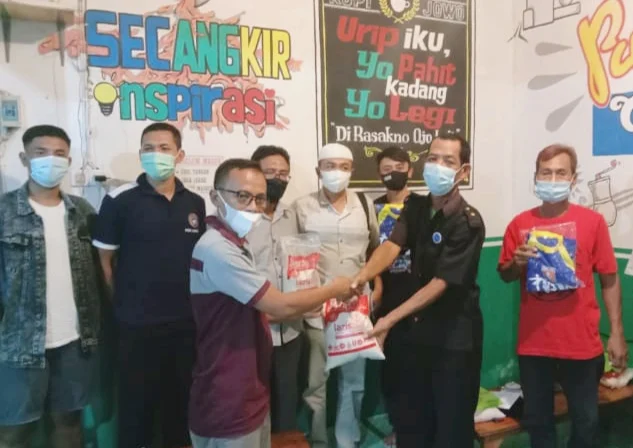 Bingkisan Lebaran SSB HW Babat untuk Pelatih