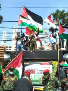 Saat Pemuda-Pemudi Surabaya Berunjuk Rasa Dukung Palestina