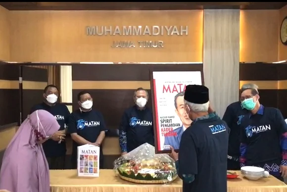 Ketika Saad Ibrahim Mencium Gambar Nadjib Hamid