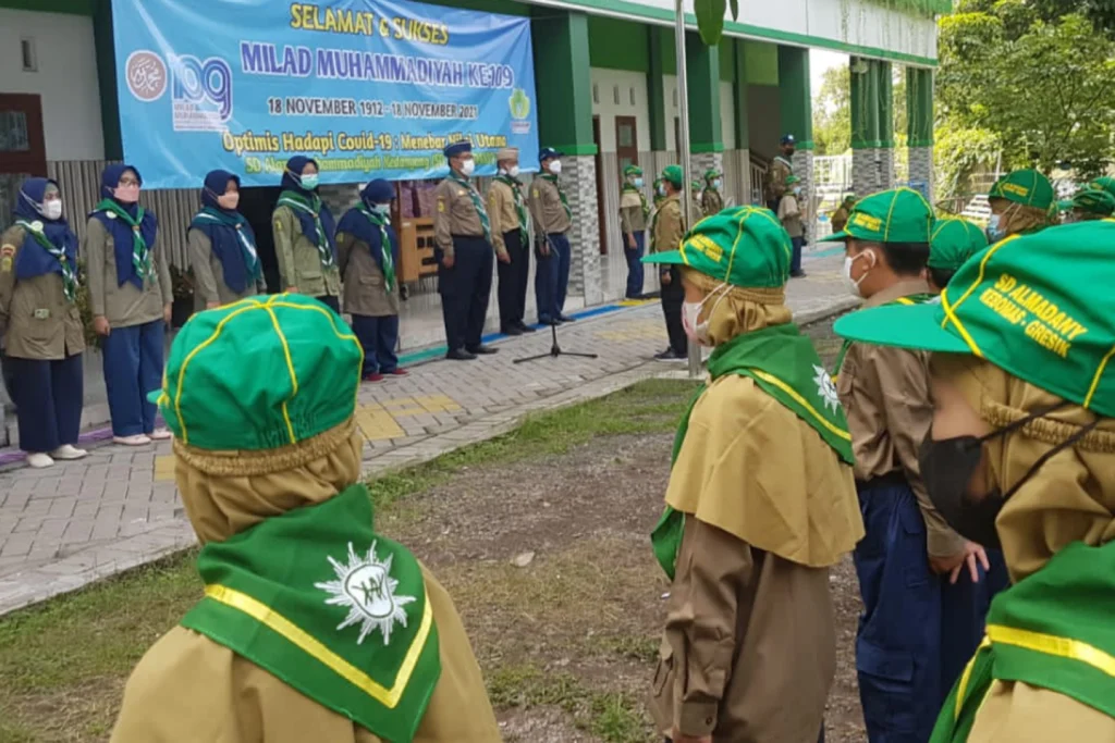 Upacara Milad Bikin Siswa SD Almadany Bergetar