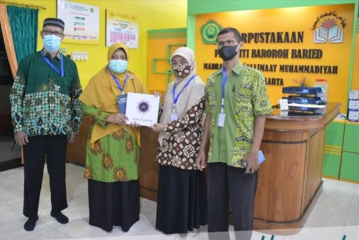 Perpustakaan Mu’allimaat Donasi Buku 203 Eksemplar