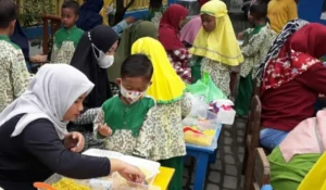 Semarak Sambut Ramadhan, Berbagi Bekal ke Warga Sekitar