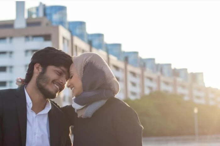 Bolehkah Suami-Istri Bermesraan di Siang Hari Puasa Ramadhan?