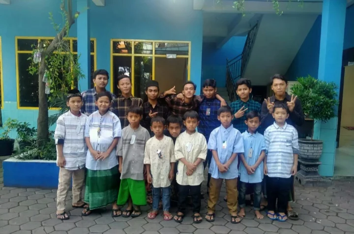 Gembiranya Santri PAM Kenjeran Memilih Baju Lebaran