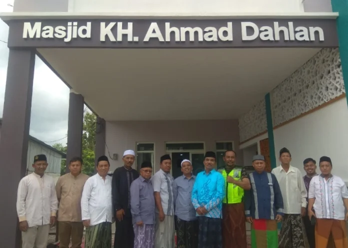 Sholat Jumat Perdana Masjid Ahmad Dahlan Jamaah Meluber