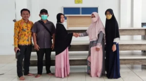 Ikwas SMP Aisyiyah Hibahkan Meja Belajar untuk Sekolah