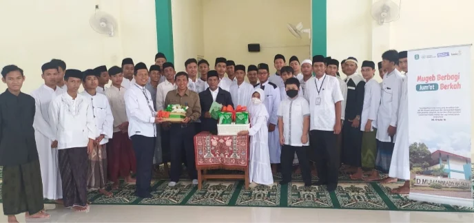 Wakaf Quran Hasil Infak Siswa SD Mugeb