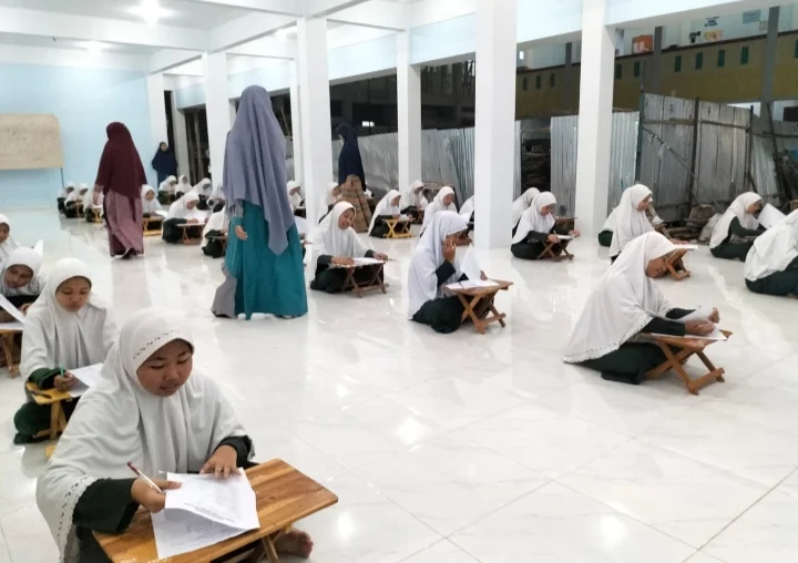 Santri Karangasem Ujian Halaqah dan Bahasa