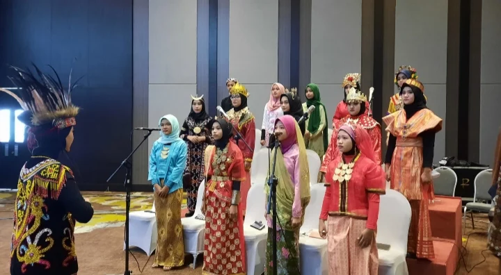 Tampil Memukau Paduan Suara Spemdalas dengan Kostum Nusantara