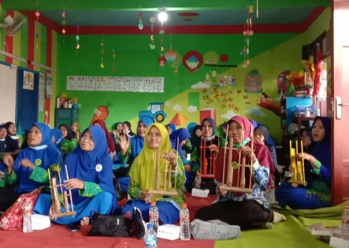 IGABA Bojonegoro Belajar Seni Angklung dan Dirigen