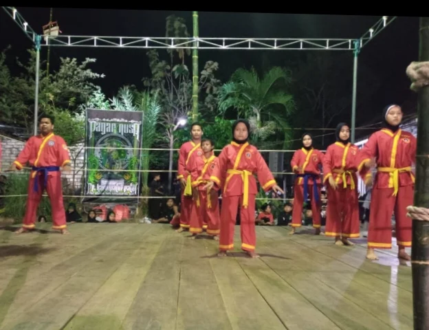 Tapak Suci Ujungpangkah Unjuk Jurus di Milad Pondok Karomatul Fatikh