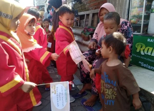 TK Ini Hidupkan Kembali Tradisi Bagi-Bagi Bendera Aisyiyah