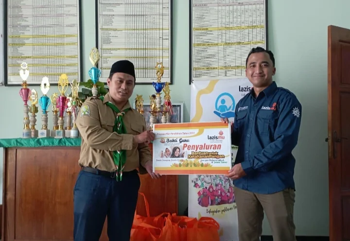 Lazismu Tulungagung Bagikan Bingkisan Bakti Guru
