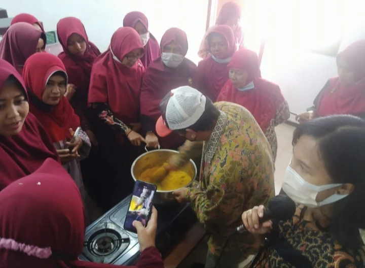 Sekolah Wirausaha Aisyiyah Sidoarjo Belajar Racik Instan Herbal