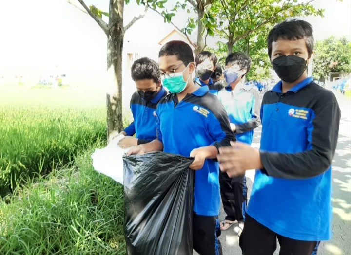 Peringati Sumpah Pemuda melalui Gerakan Pungut Sampah