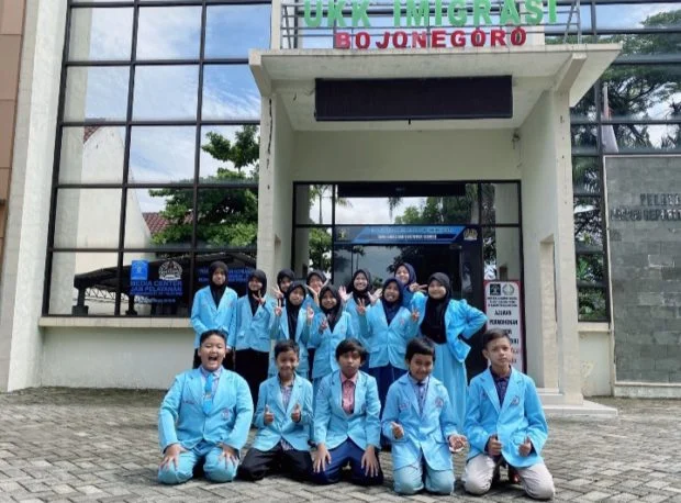 Bikin Paspor, Siswa SDM 3 ICP Sumberrejo Jadi Pusat Perhatian