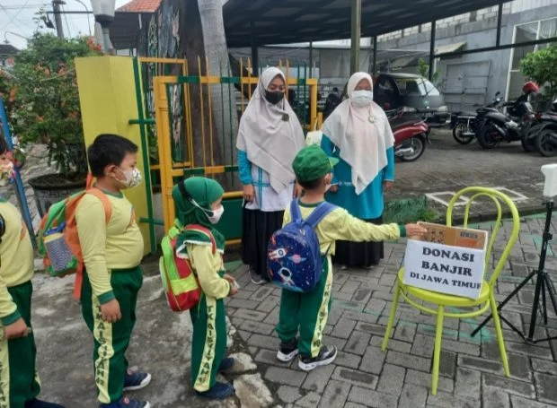 KB dan TK Aisyiyah 42 Graha Bunder Asri Galang Donasi untuk Korban Banjir