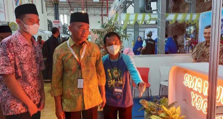 Saat Menko PMK Kunjungi Stan SMA Muhi Yogyakarta di MITE 2022