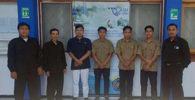 SMK Muda Genteng Berangkatkan Magang Siswa dan Alumni