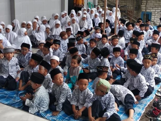 Bagi Raport dan Hadiah di TKA TPA 014 Sendangagung