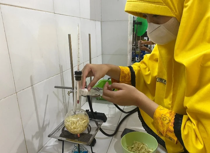 Kelas Saintek SMP Musasi Praktik Membuat Essensial Oil