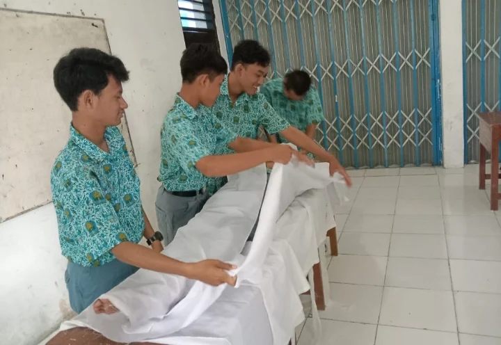 Siswa Smampat Lamongan Praktik Merawat Jenazah