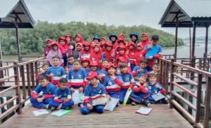 Serunya Outdoor Activity Siswa SD Almadany di Romokalisari Adventure Land