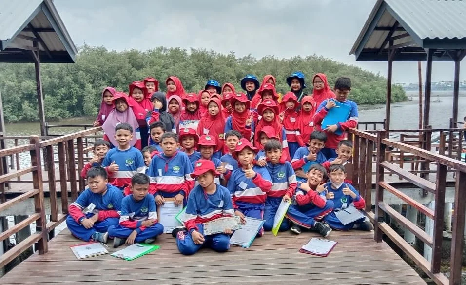 Serunya Outdoor Activity Siswa SD Almadany di Romokalisari Adventure Land