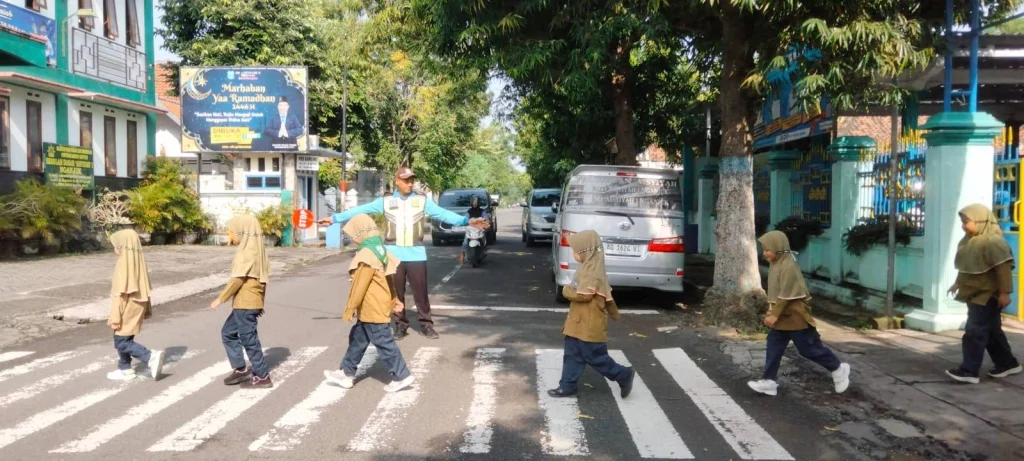 SD Aisyiyah 1 Nganjuk Ajarkan Sopan Santun Lewat Praktik Menyeberang Jalan