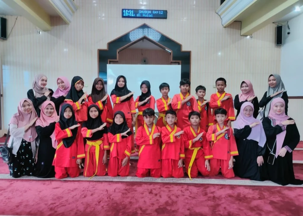 PCNA Srono Edukasi Remaja tentang Bahaya Media Sosial dan Gelar Aksi Berbagi Takjil