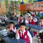 Cegah Cacingan, Siswa SD Muhtar Serentak Minum Obat Cacing