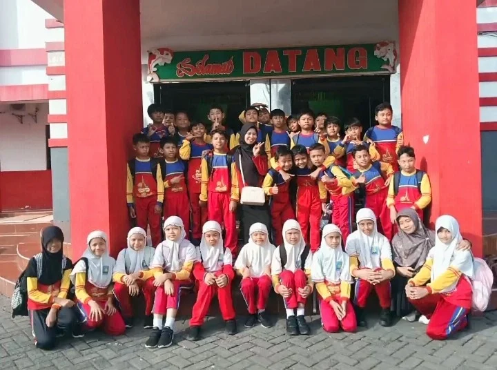 Siswa Kelas 5 SD Muhtar Nikmati Serunya Swimming Class di Water Park Sumber Udel