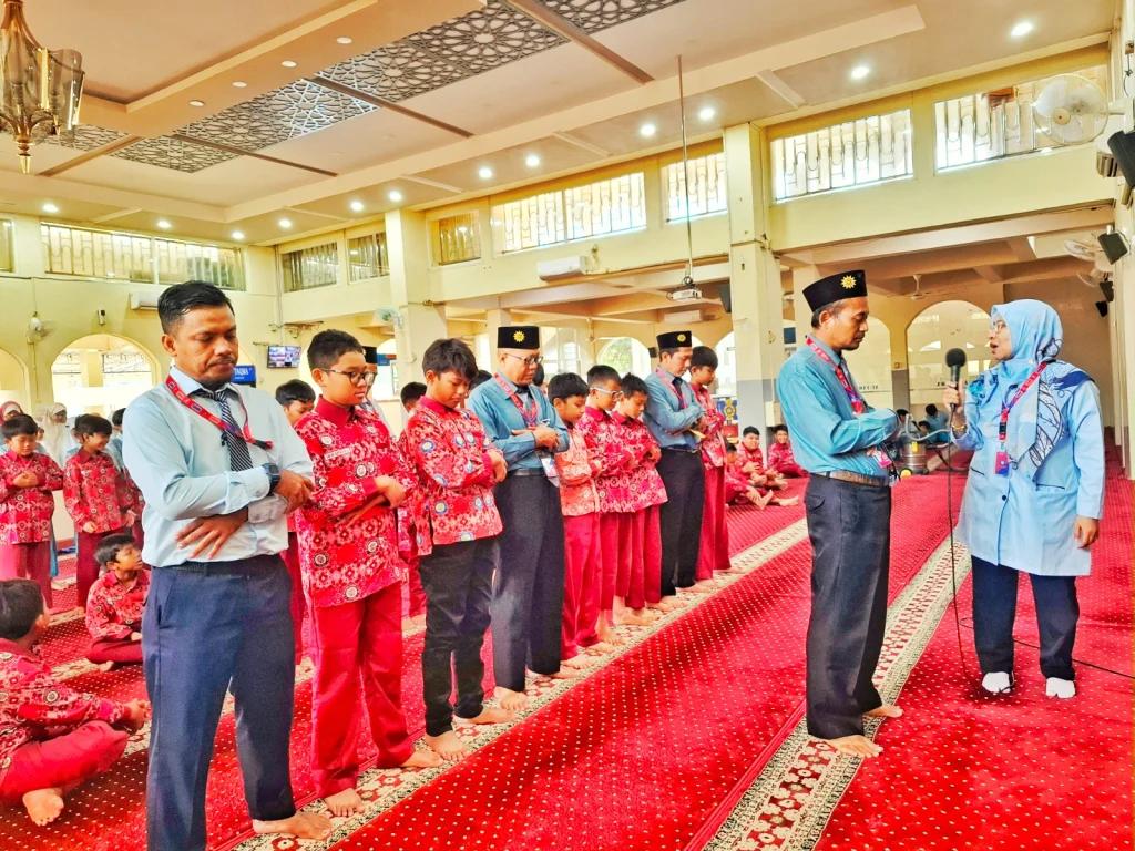 Siswa SDMM Belajar Membatalkan Shalat di Tengah Jamaah