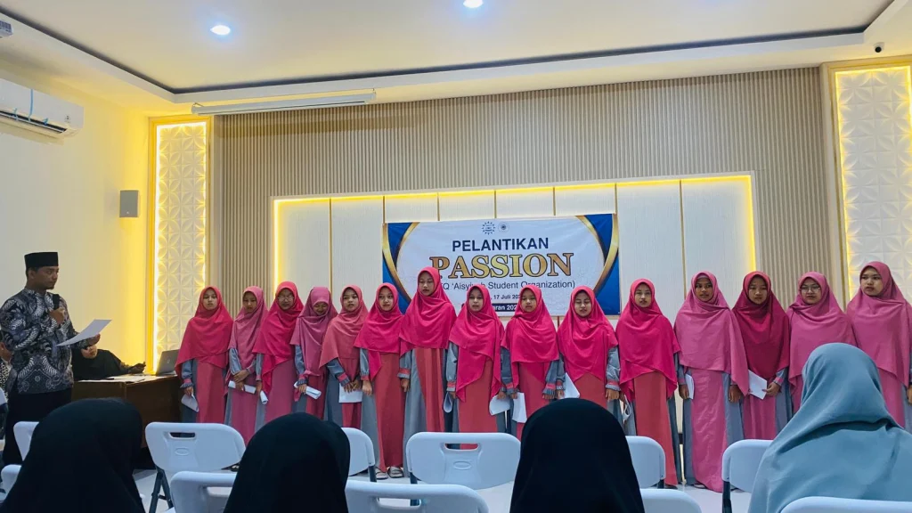 Pelantikan Passion Latih Jiwa Kepemimpinan pada Santriwati