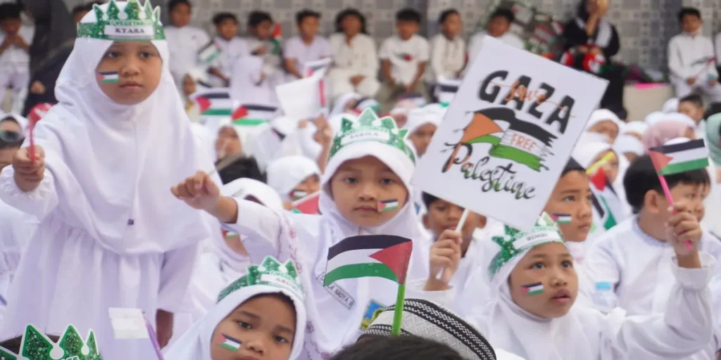 SDM 18 Surabaya Tutup MPLS dengan Aksi Solidaritas Palestina