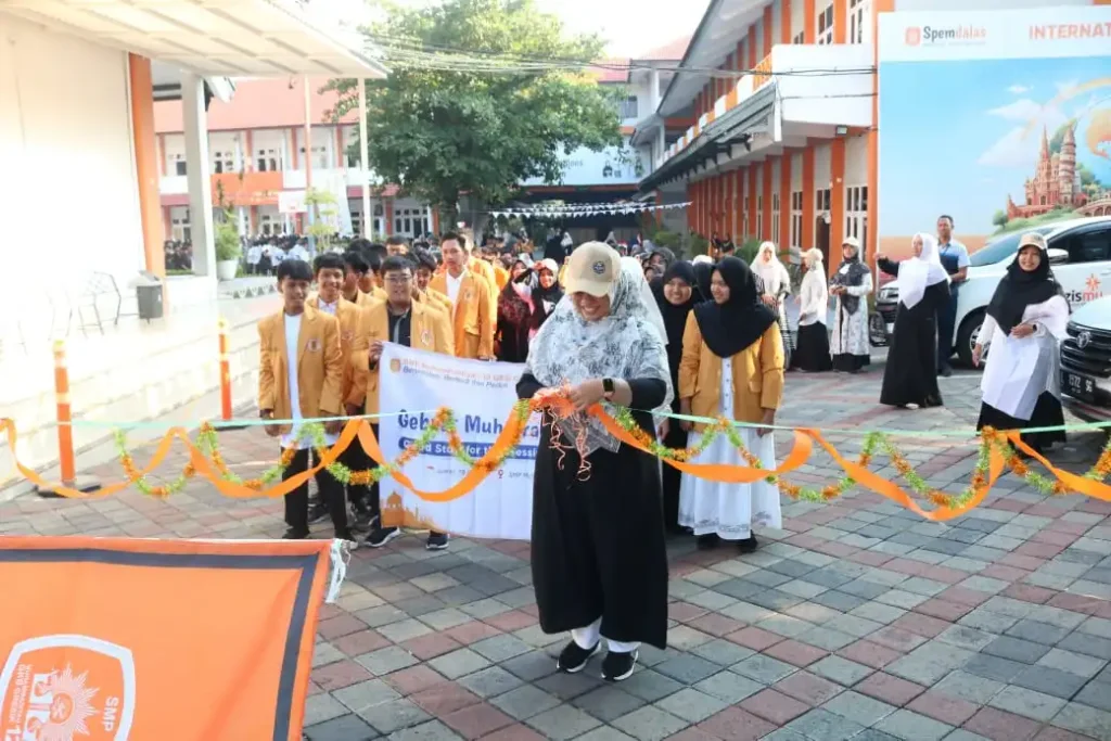 Pakai Dresscode Nuansa Monokrom, Siswa Spemdalas Pawai Muharram