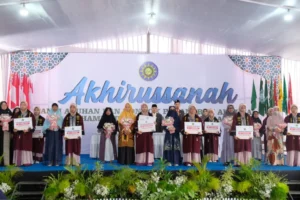 Tangis Haru Iringi Wisuda Tahfidz 30 Juz di Al Mizan Lamongan