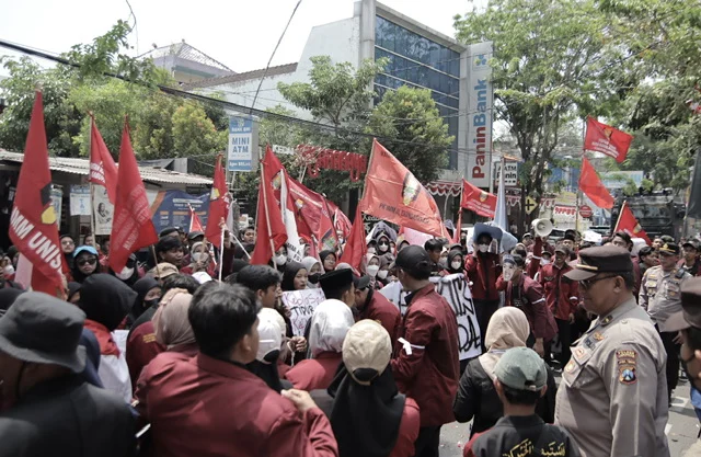 PC IMM Lamongan Gelar Aksi di Gedung DPRD Lamongan, Mengecam Keras Keputusan DPR RI