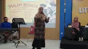 Wakil Ketua Kwarwil HW Jatim Bacakan Puisi di Malam Budaya Festival Pers dan Literasi Muhammadiyah 2024