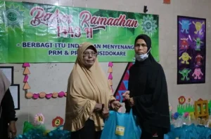 Emak-Emak Aisyiyah Bulusidokare Bagikan Paket Minyak Goreng